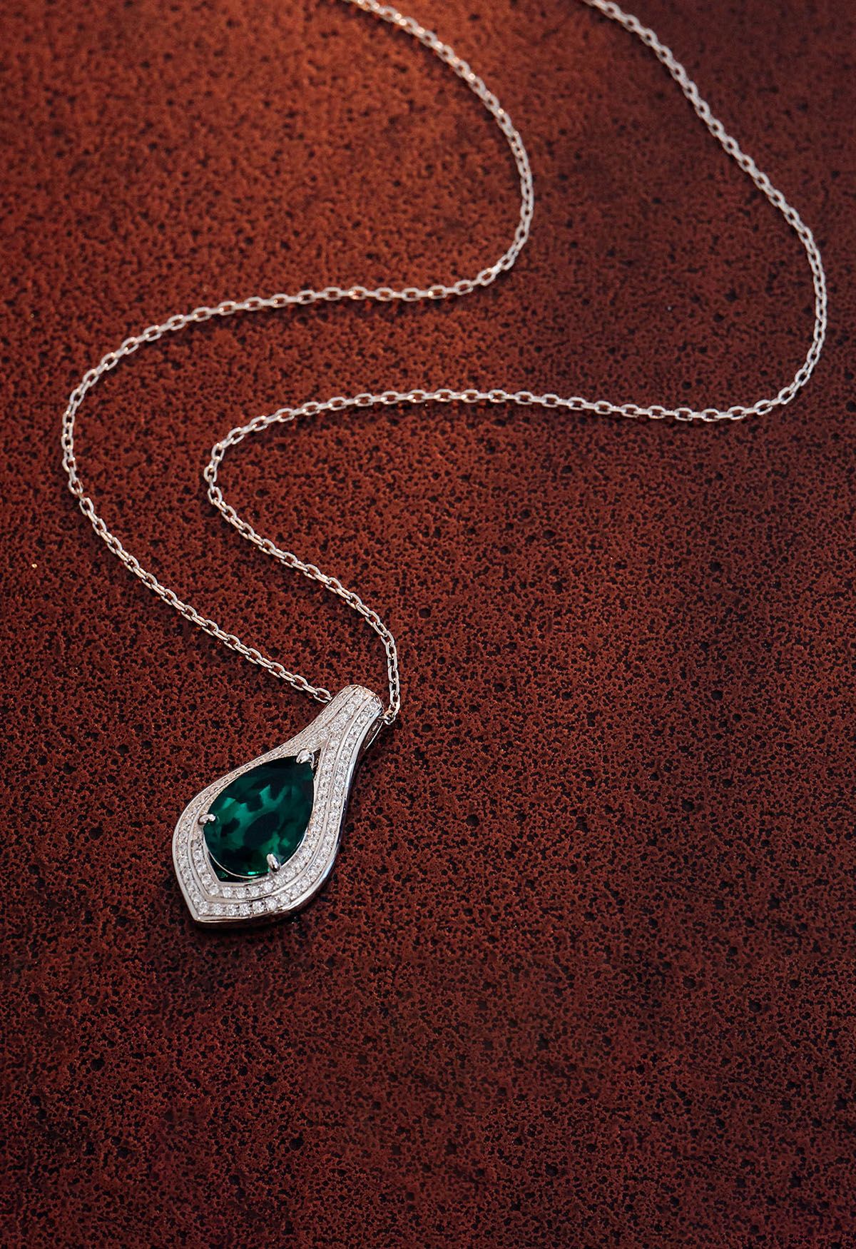 Smaragd-Edelstein-Halskette in Birnenform