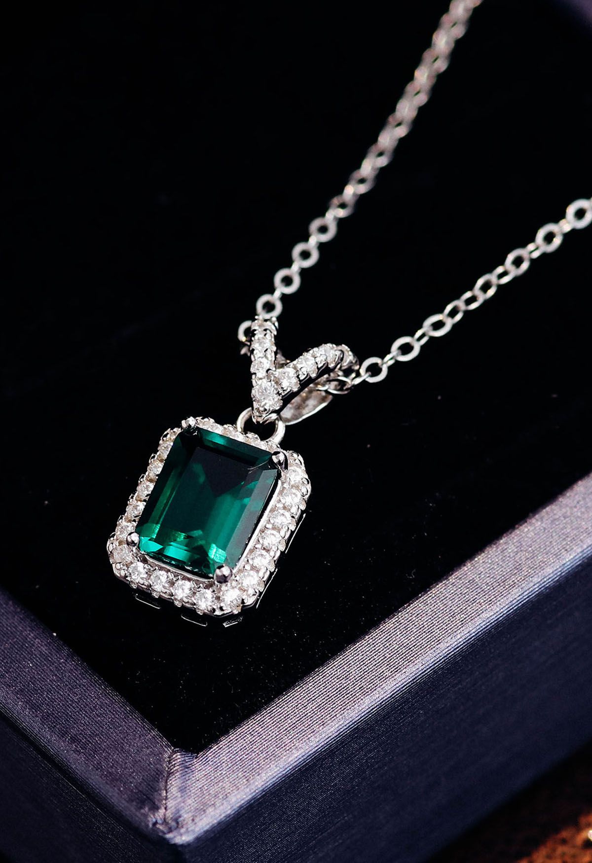 V-förmige Diamant-Smaragd-Edelstein-Halskette