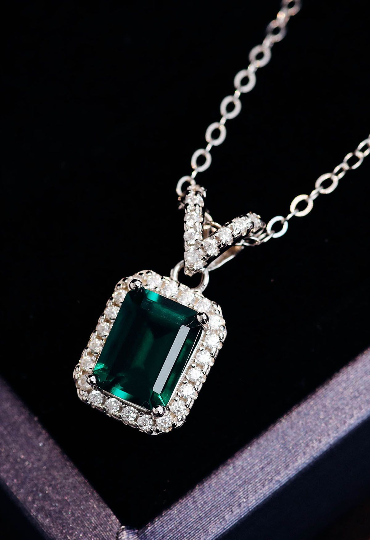 V-förmige Diamant-Smaragd-Edelstein-Halskette