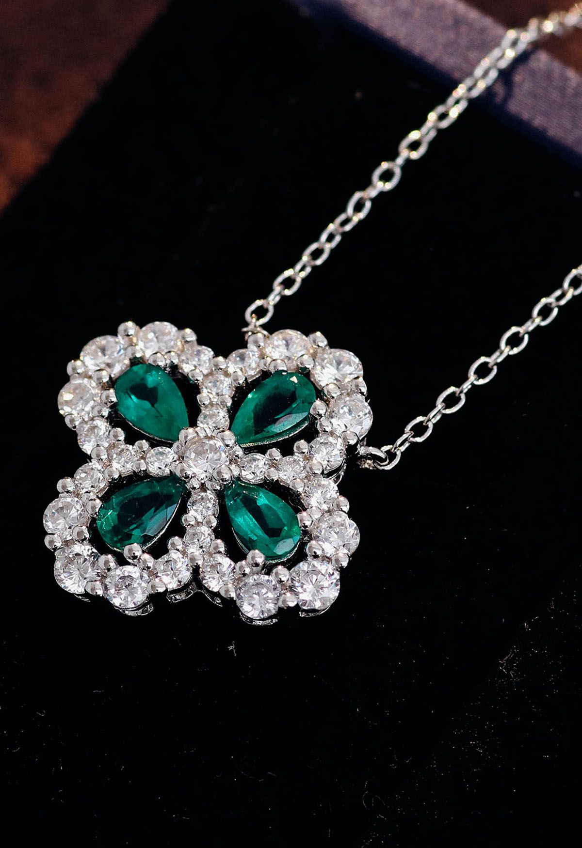 Vierblättriges Kleeblatt mit Smaragd-Edelstein-Halskette