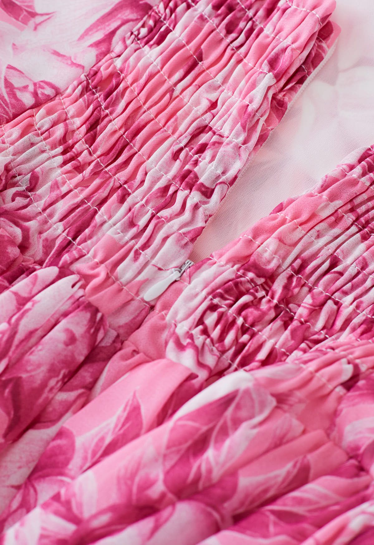 Geblümtes Rüschenkleid mit Ausschnitten am Rücken in Rosa
