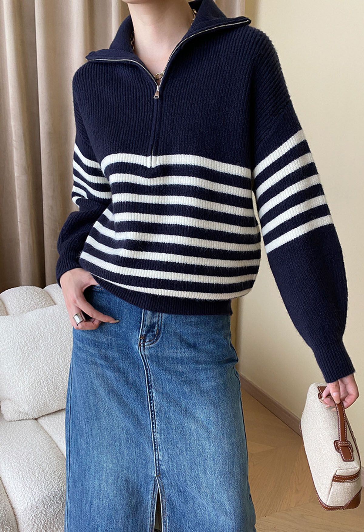 Gestreifter Strickpullover mit Klappkragen und Reißverschluss am Ausschnitt in Marineblau