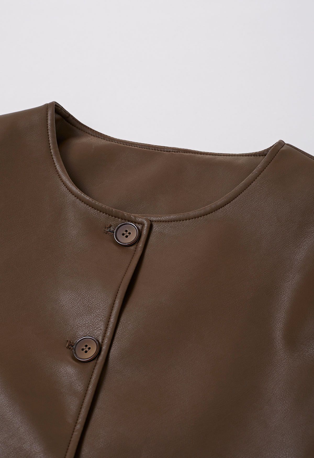 Kurz geschnittene Jacke aus Kunstleder mit Knöpfen in Braun