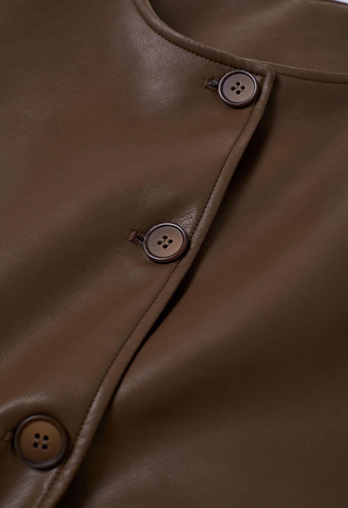 Kurz geschnittene Jacke aus Kunstleder mit Knöpfen in Braun