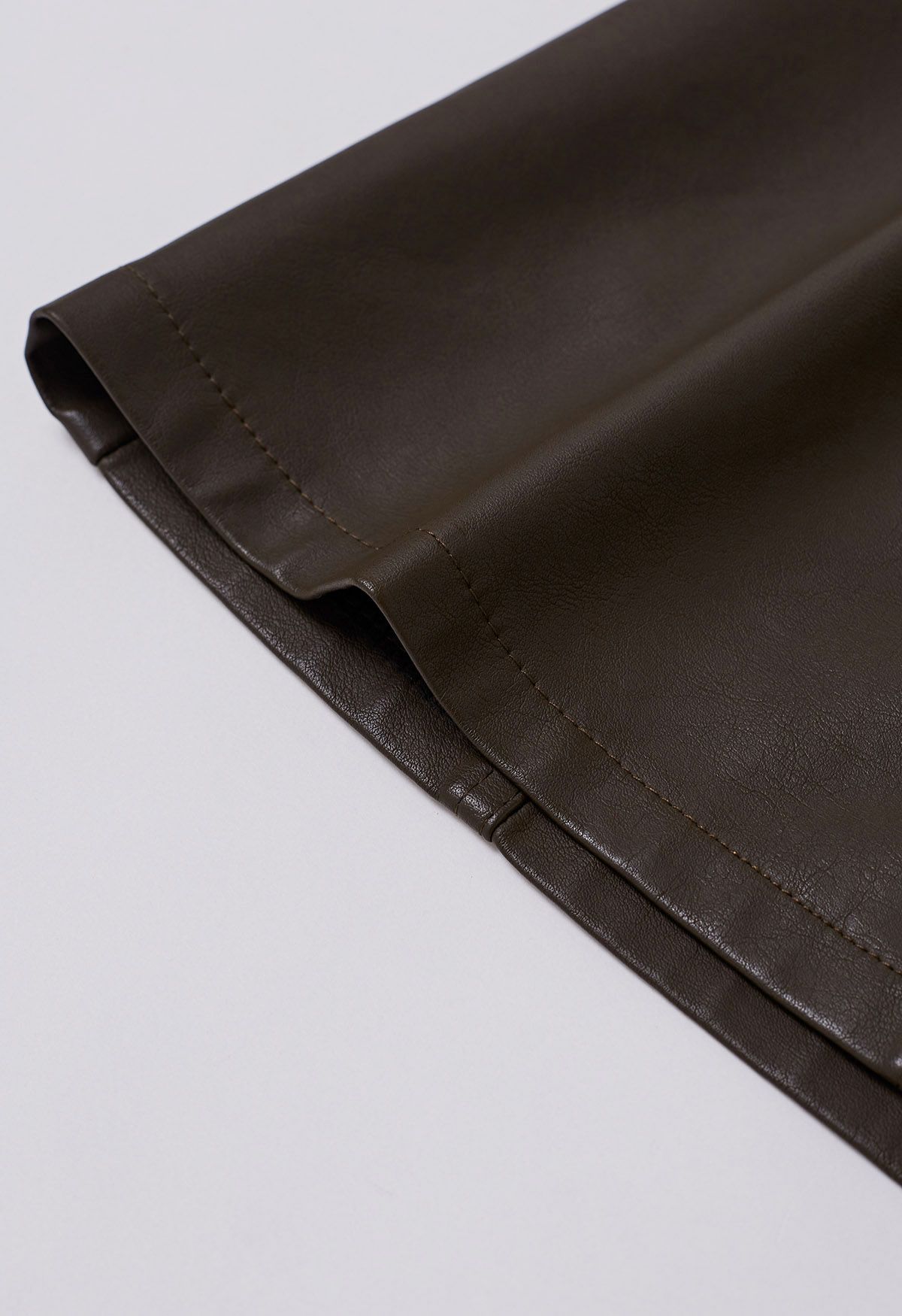 Minirock aus Kunstleder mit aufgesetzten Taschen in Braun