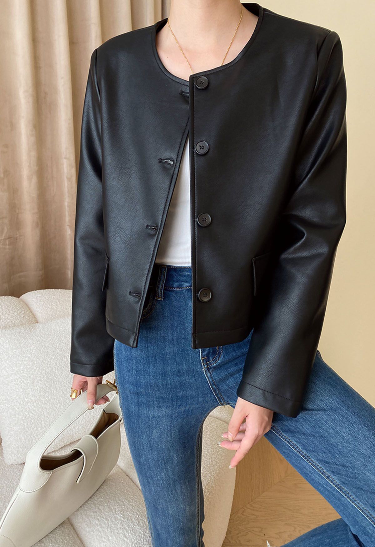 Geknöpfte, kurze Jacke aus Kunstleder in Schwarz