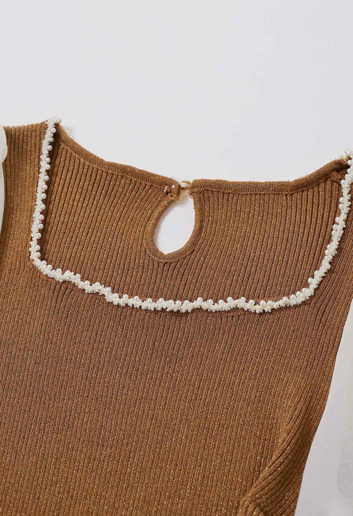 Perlenbesetztes Strickoberteil mit gespleißten Puffärmeln und quadratischem Ausschnitt in Karamell