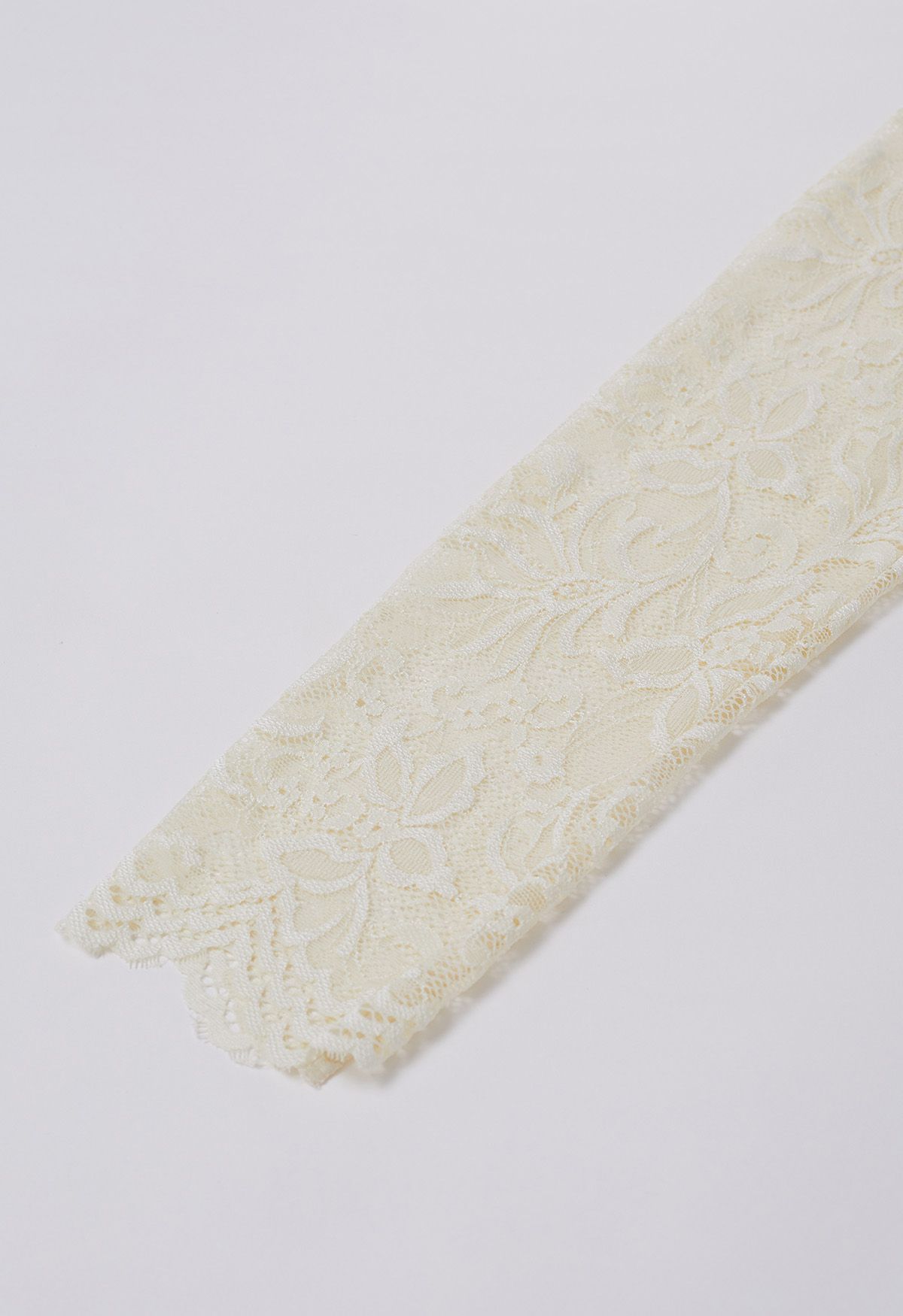 Ätherisches gespleißtes Strickoberteil mit floraler Spitze in Creme