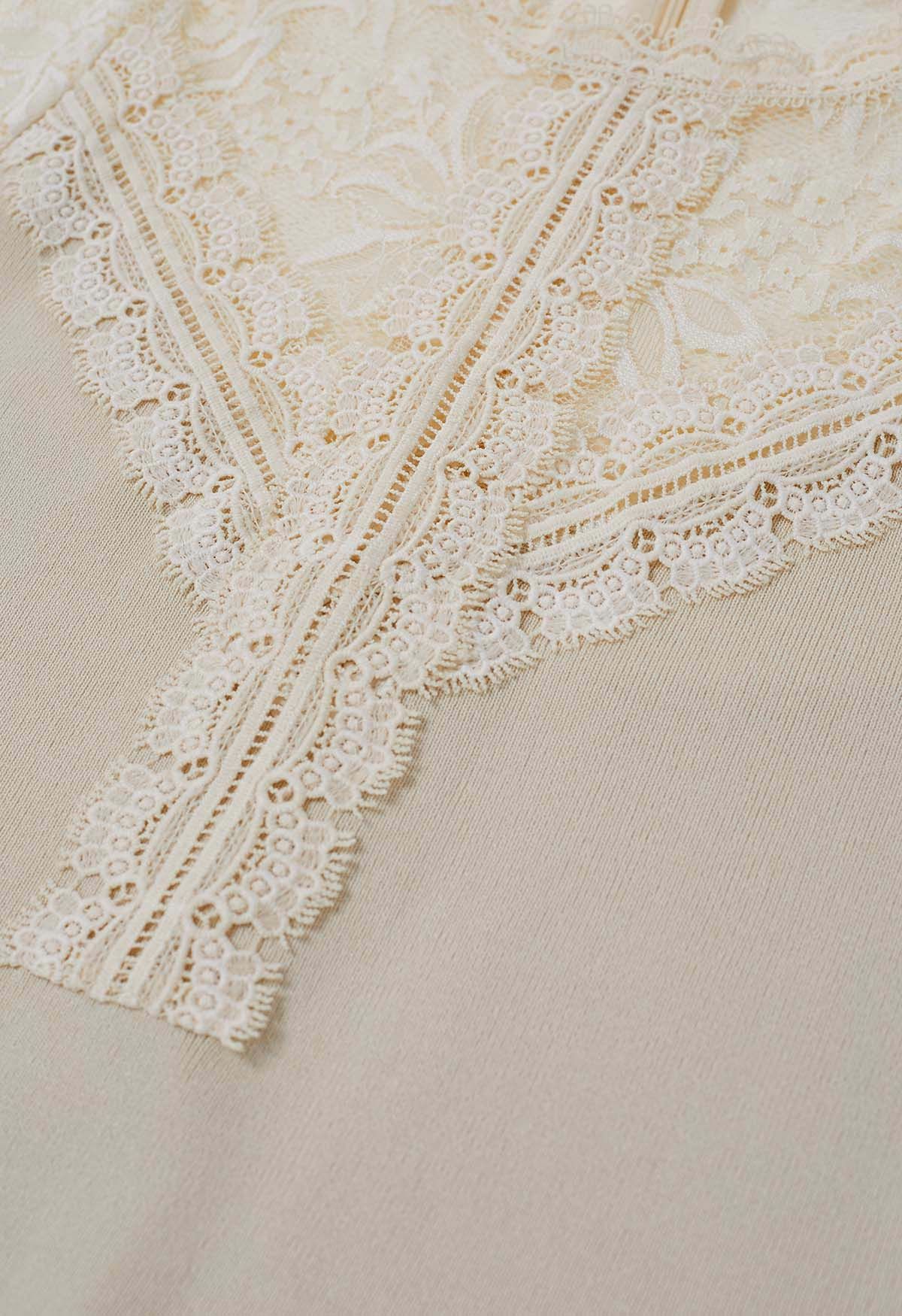 Ätherisches gespleißtes Strickoberteil mit floraler Spitze in Creme