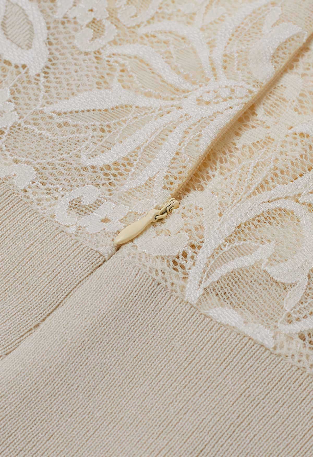 Ätherisches gespleißtes Strickoberteil mit floraler Spitze in Creme