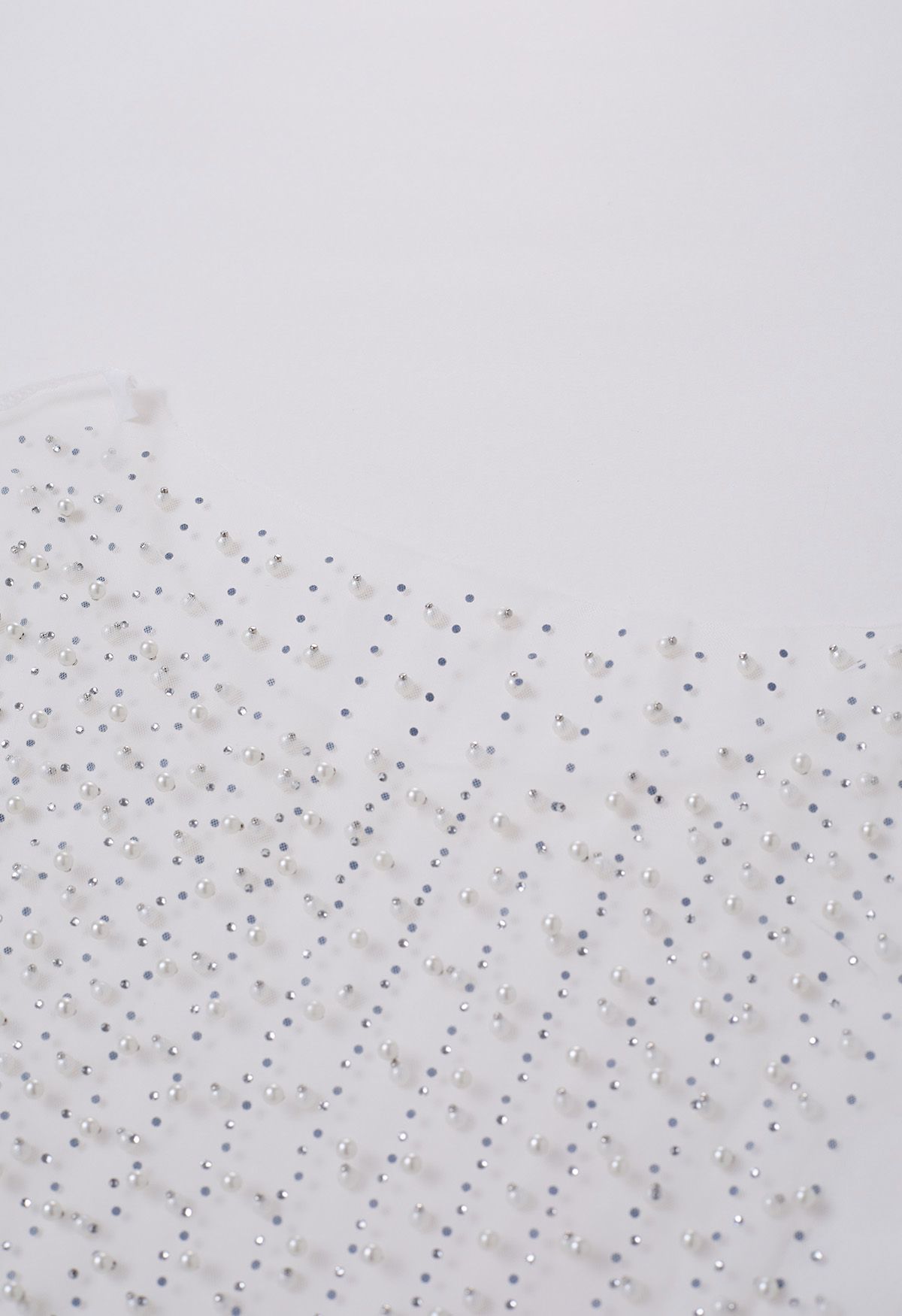 Vollständiges, mit Perlen verziertes, transparentes Mesh-Top in Weiß