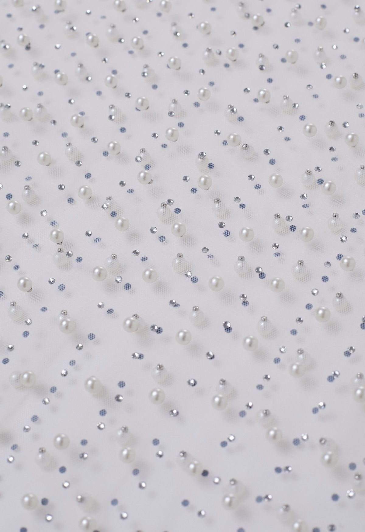 Vollständiges, mit Perlen verziertes, transparentes Mesh-Top in Weiß