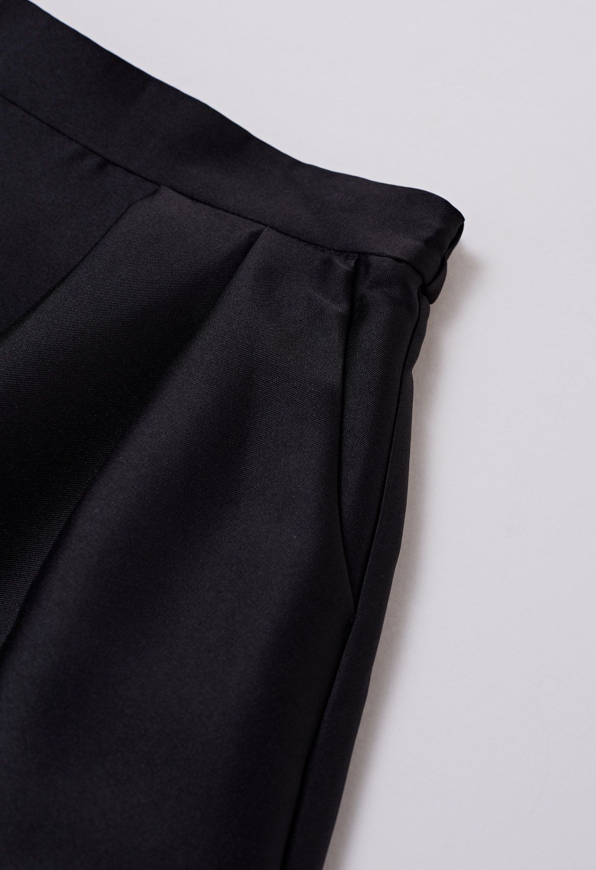Schlanker, plissierter A-Linien-Midirock mit Seitentaschen in Schwarz