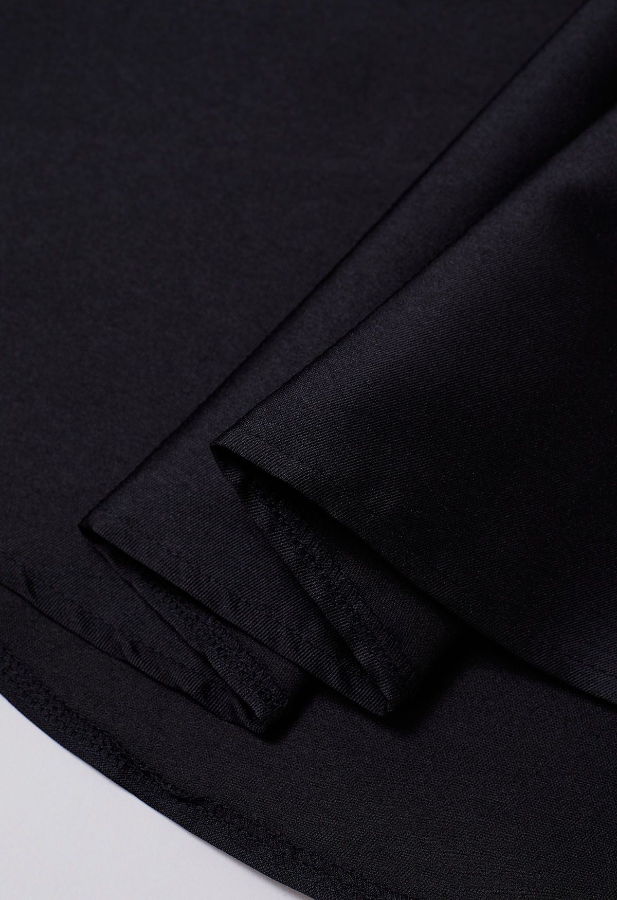 Schlanker, plissierter A-Linien-Midirock mit Seitentaschen in Schwarz