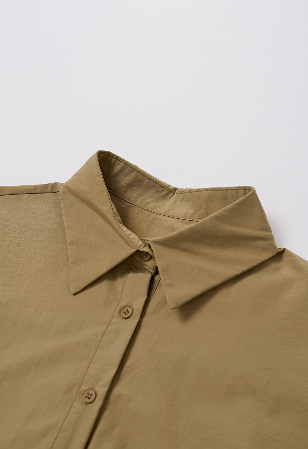 Hemd aus reiner Baumwolle mit asymmetrischem Saum in Kamel