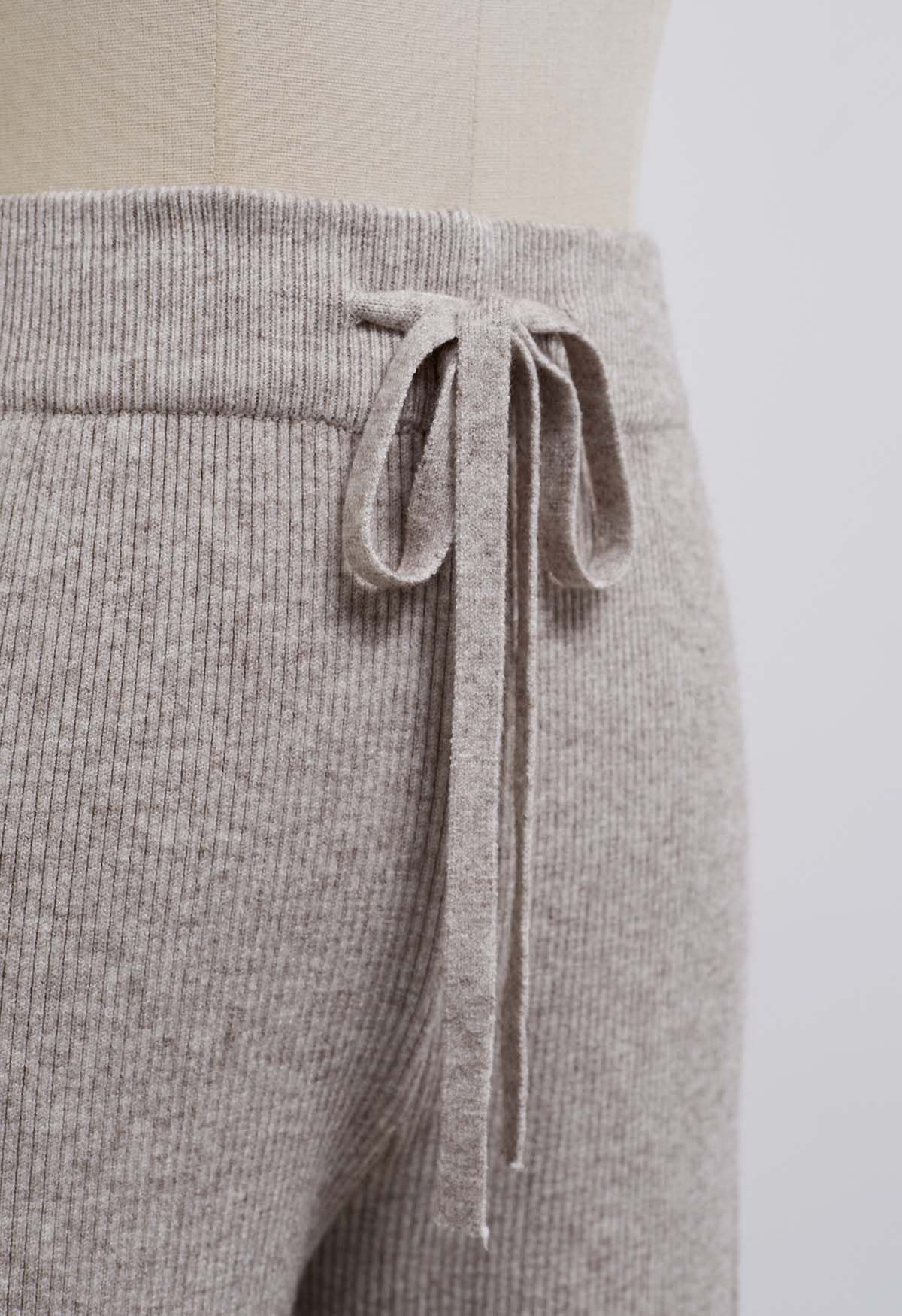 Strickhose mit seitlichem Schlitz und Tunnelzug in der Taille in Taupe