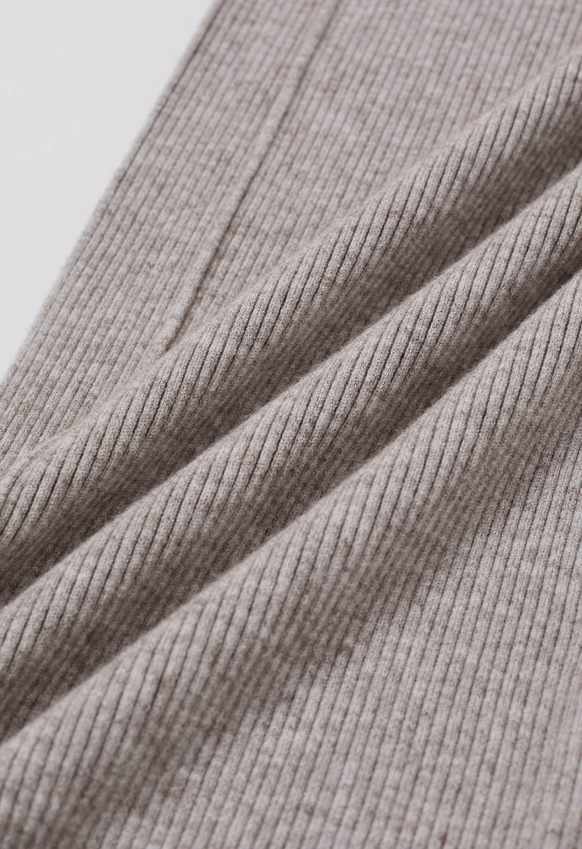 Strickhose mit seitlichem Schlitz und Tunnelzug in der Taille in Taupe