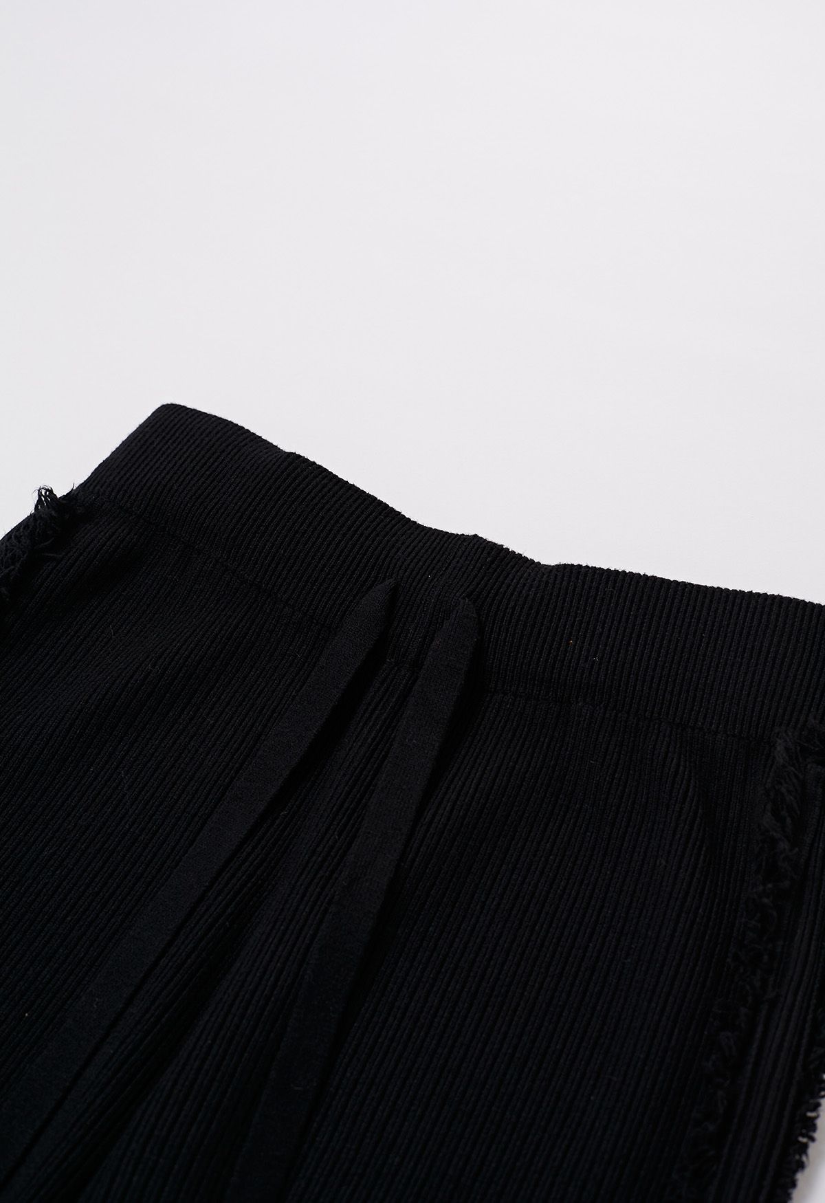 Gerade geschnittene Strickhose mit seitlichem Quastenbesatz in Schwarz