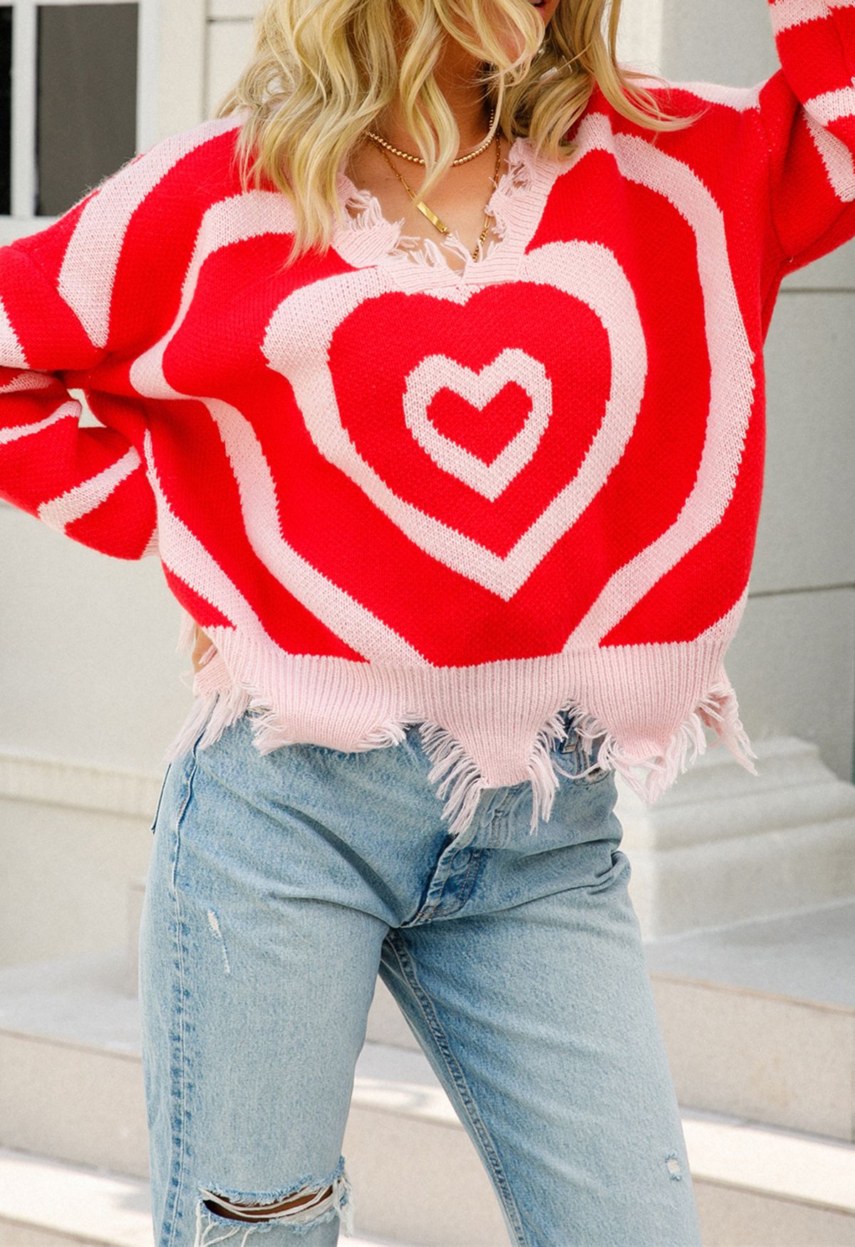 Mehrschichtiger Herz-Strickpullover mit ausgefransten Kanten in Rot