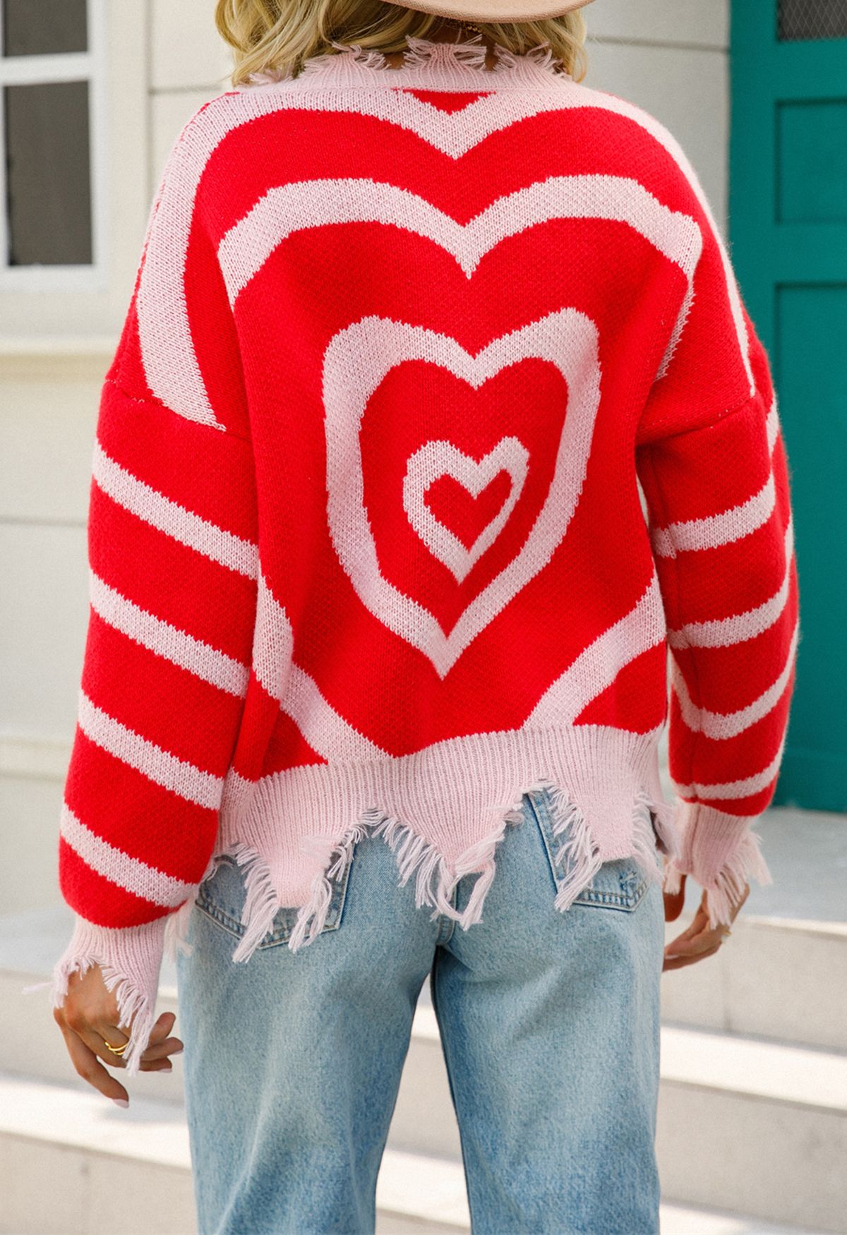 Mehrschichtiger Herz-Strickpullover mit ausgefransten Kanten in Rot