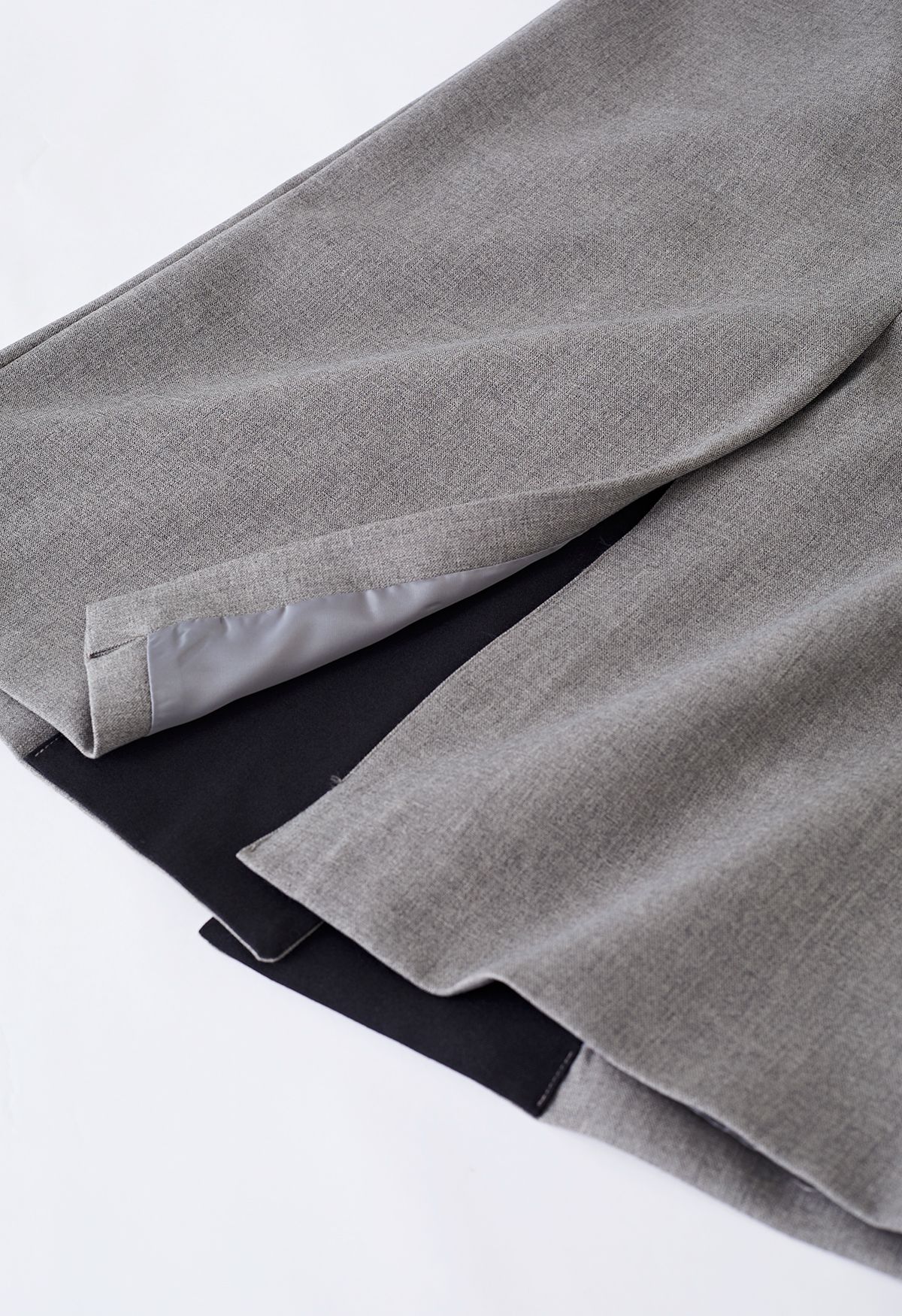 Langer Mantel mit kontrastierendem, gekerbtem Revers in Grau