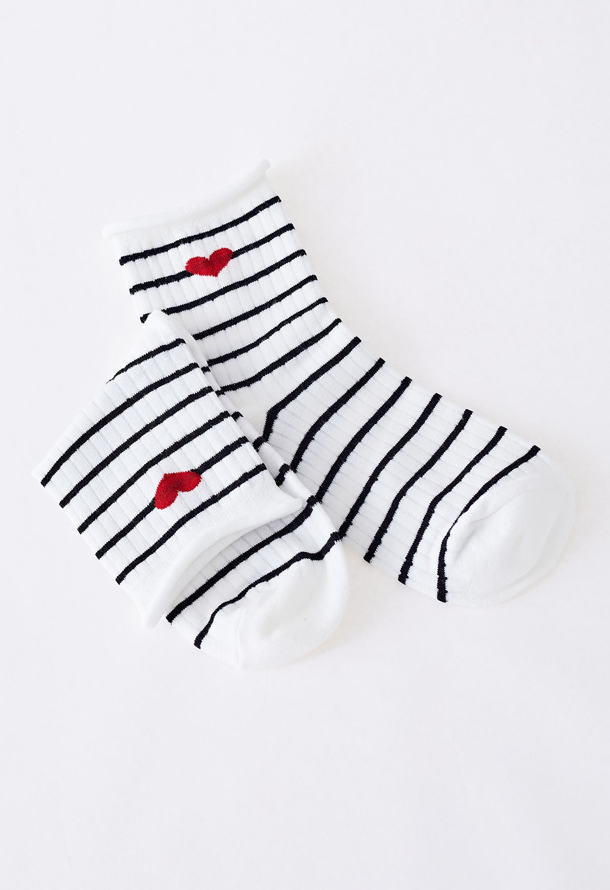 Rote gestreifte Socken mit herzförmigem Rollrand
