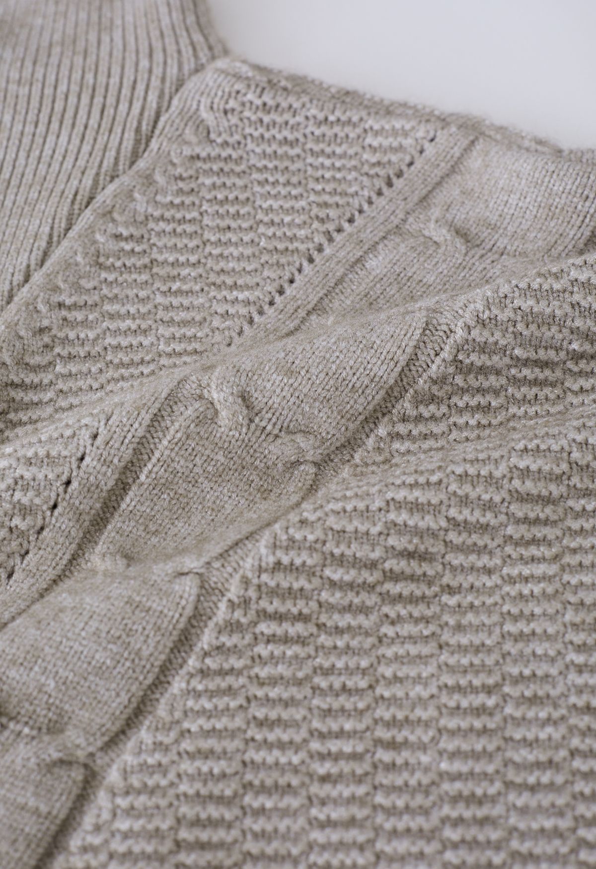 Geprägtes, geflochtenes Strick-Crop-Top mit Reißverschluss am Ausschnitt in Taupe