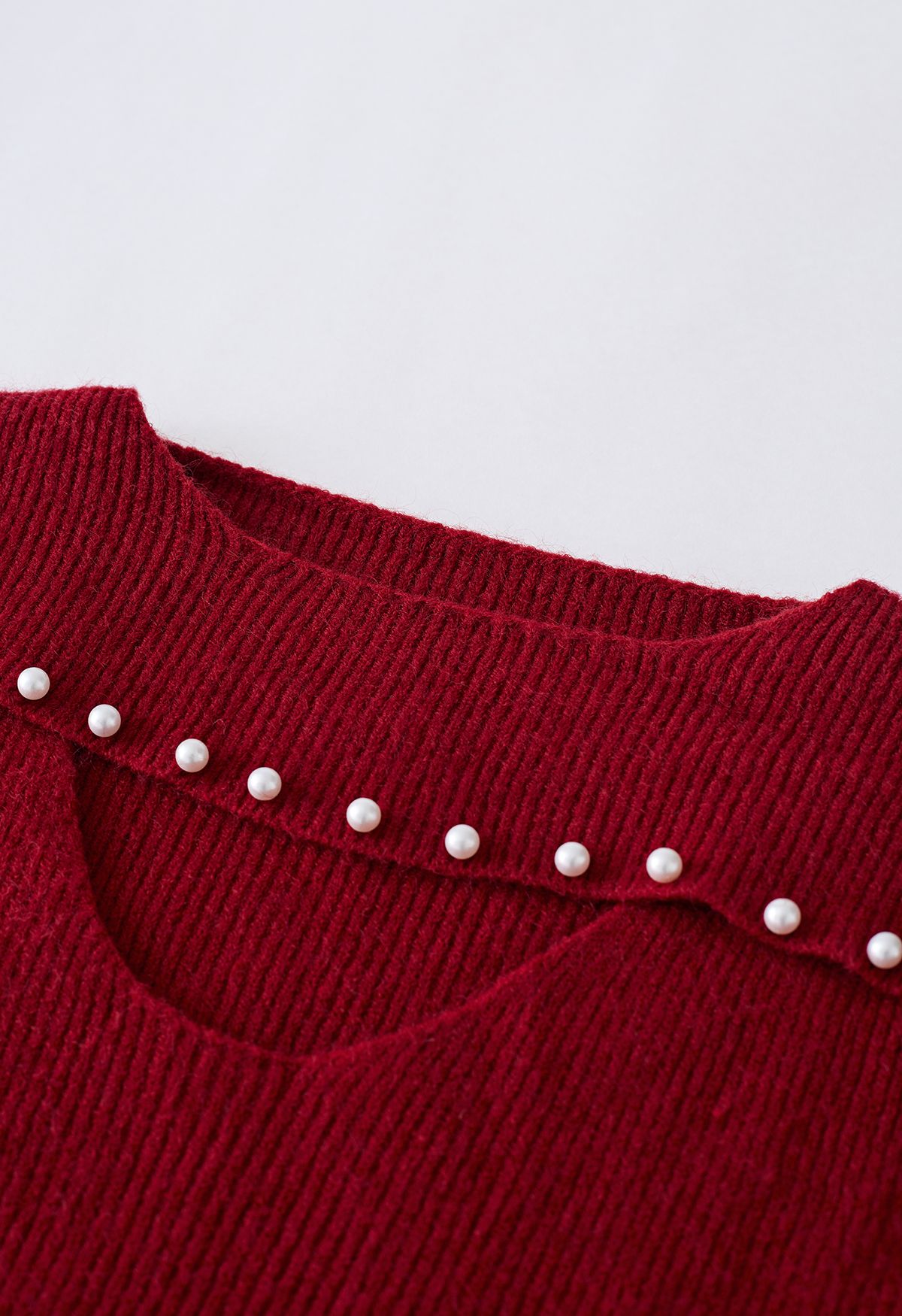 Strickpullover mit Cutout-Perlenausschnitt in Rot