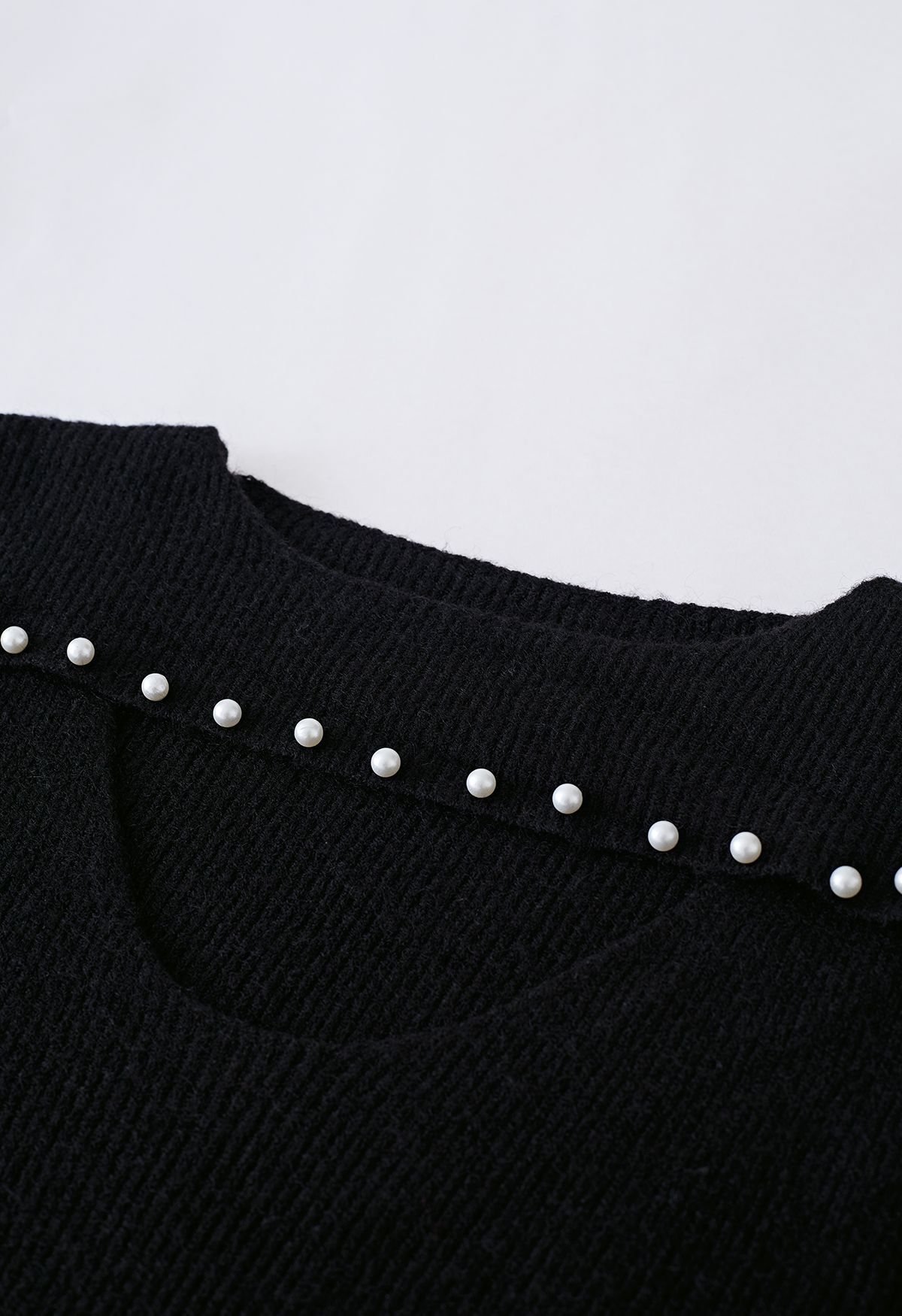 Strickpullover mit Ausschnitt und Perlenausschnitt in Schwarz