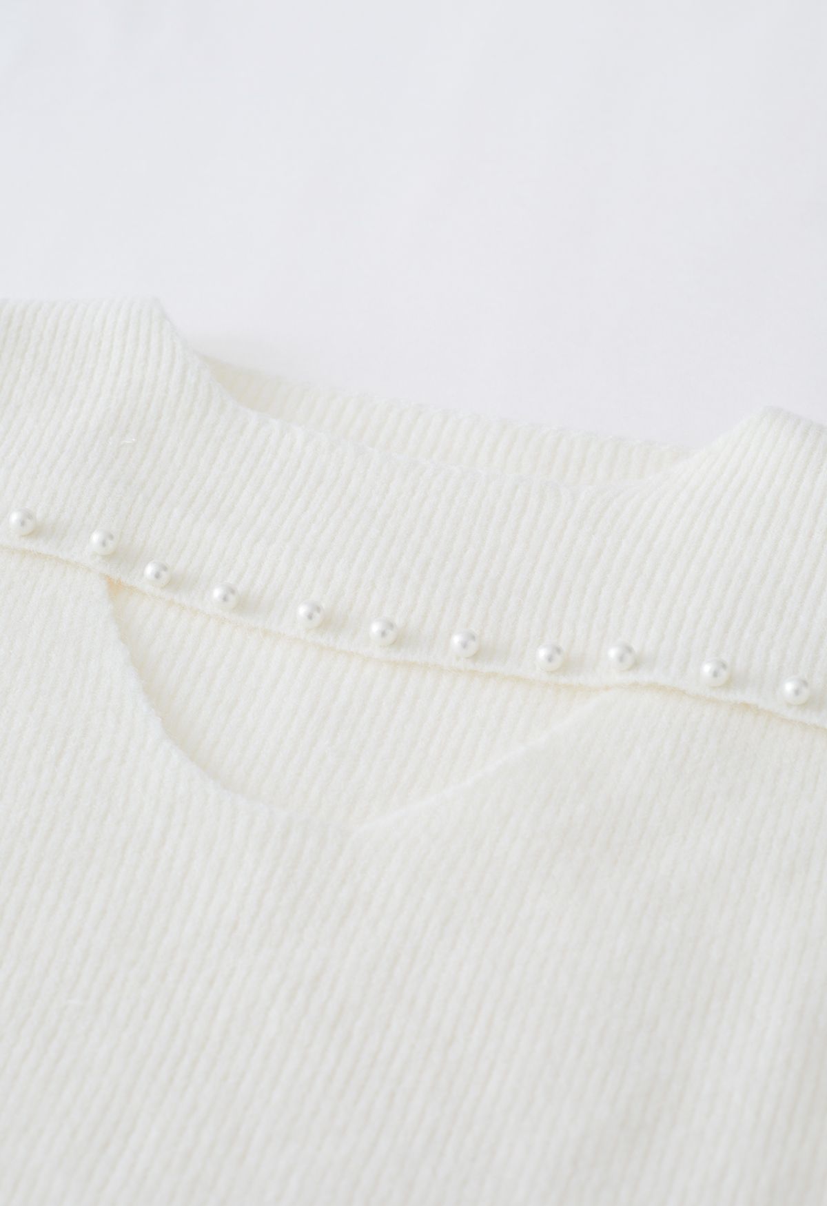 Strickpullover mit Ausschnitt und Perlenausschnitt in Weiß