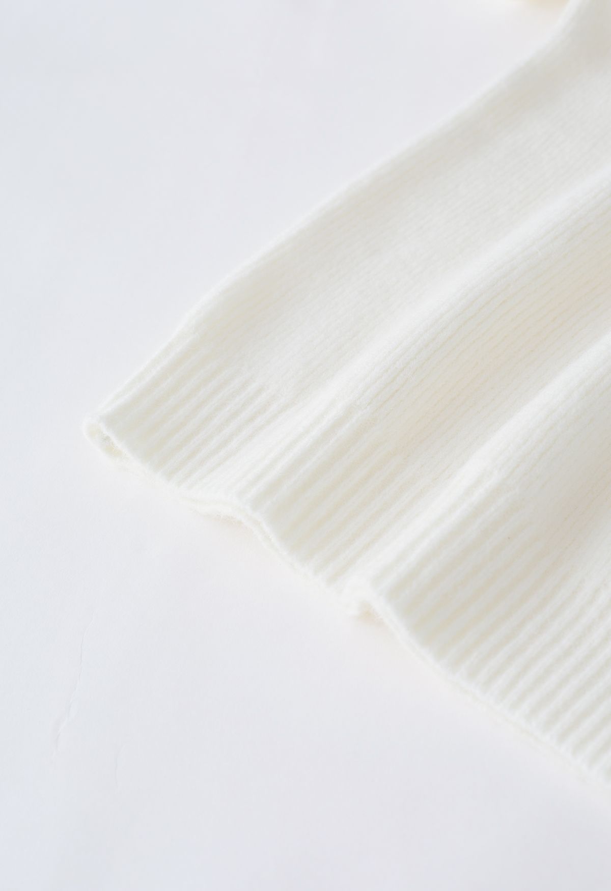 Strickpullover mit Ausschnitt und Perlenausschnitt in Weiß