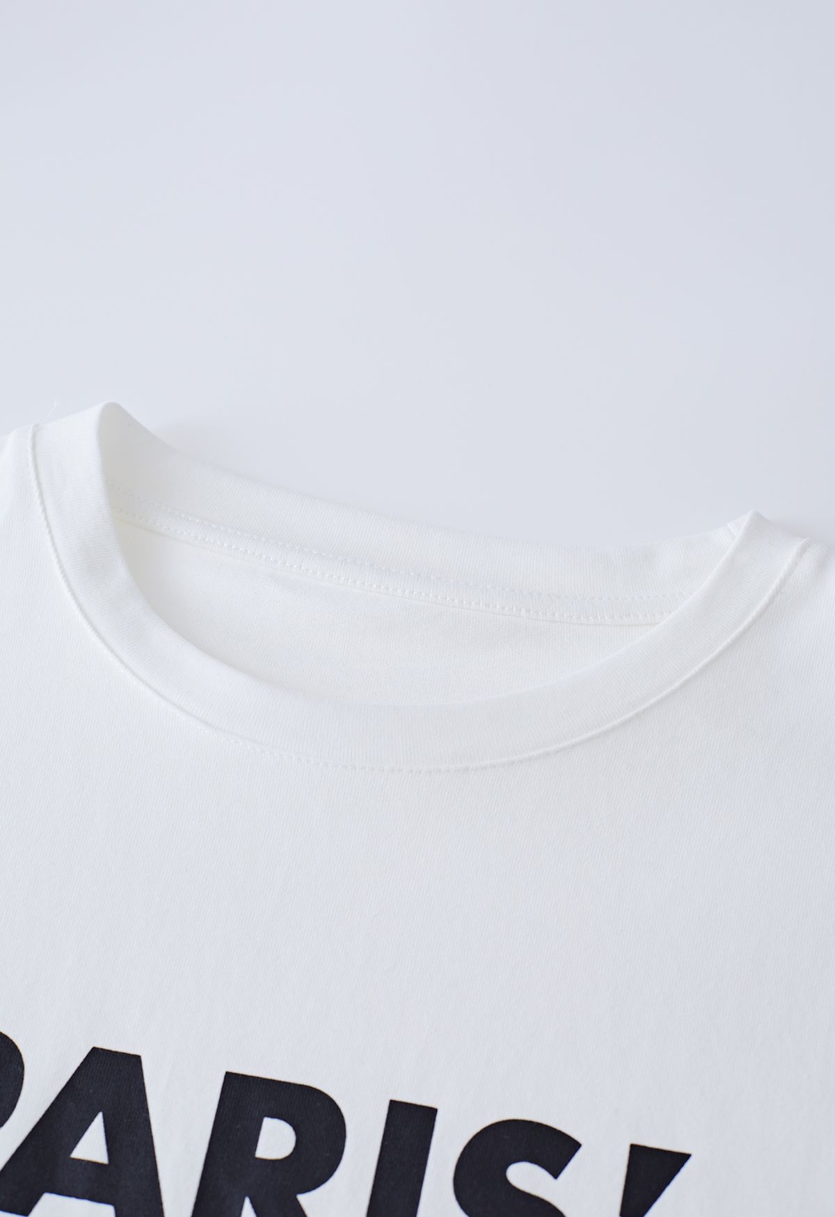 Rundhals-T-Shirt mit Paris-Print in Weiß