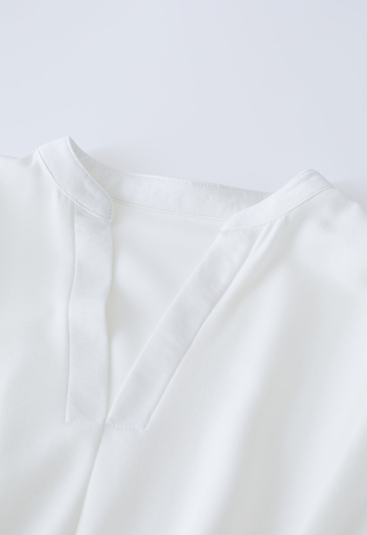 Ärmelloses Top mit gepolsterter Schulter und V-Ausschnitt in Weiß