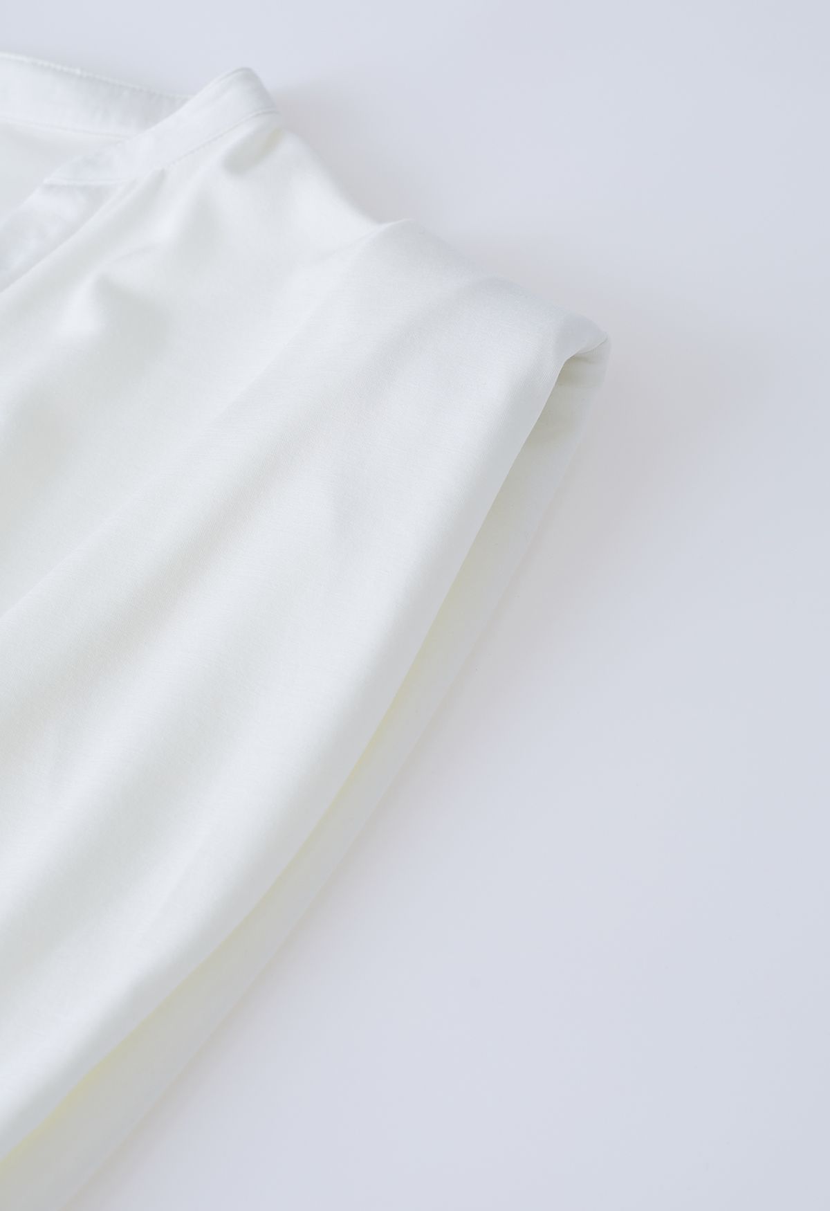 Ärmelloses Top mit gepolsterter Schulter und V-Ausschnitt in Weiß