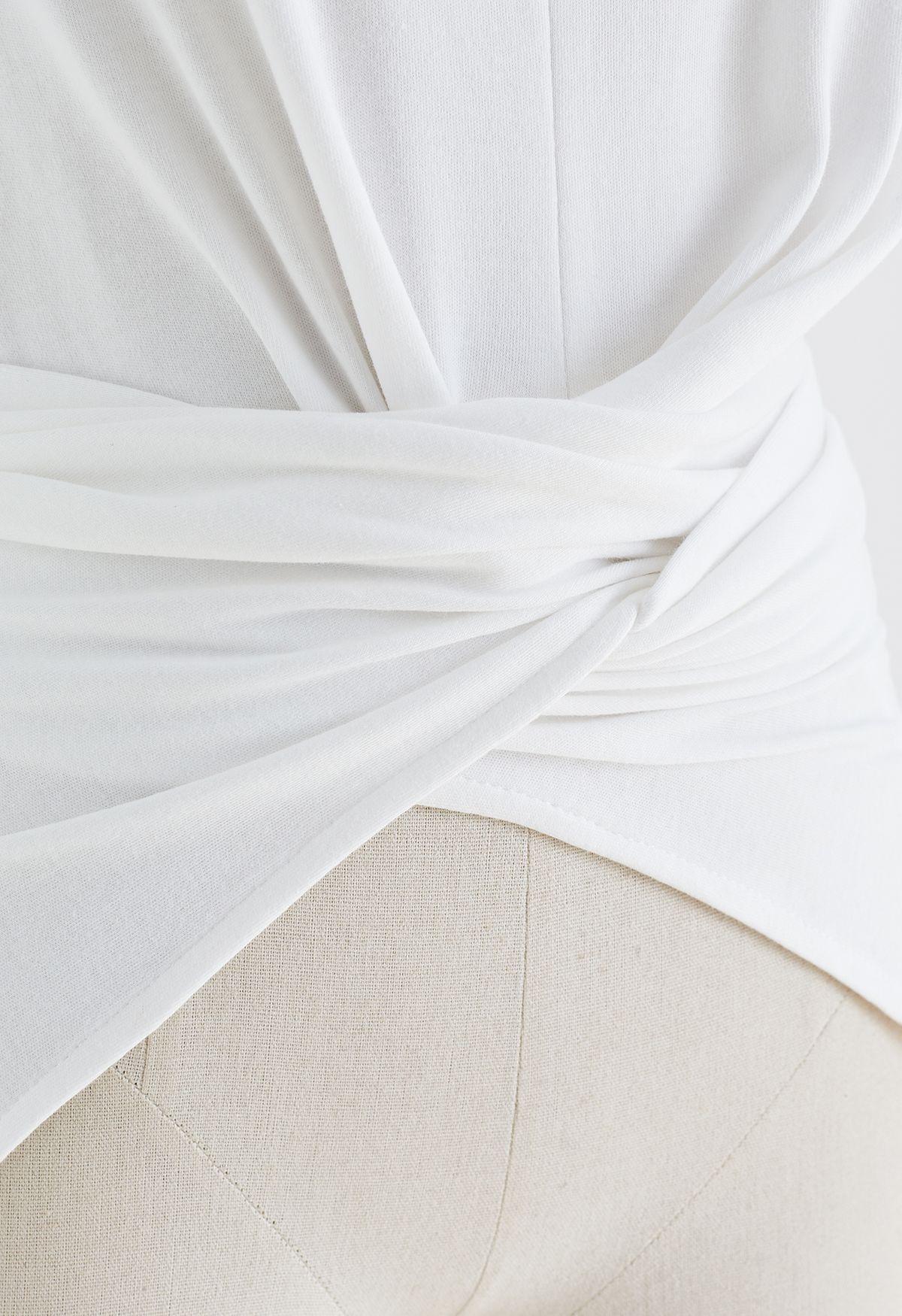 Ärmelloses Baumwolltop mit überkreuzter Taille in Weiß