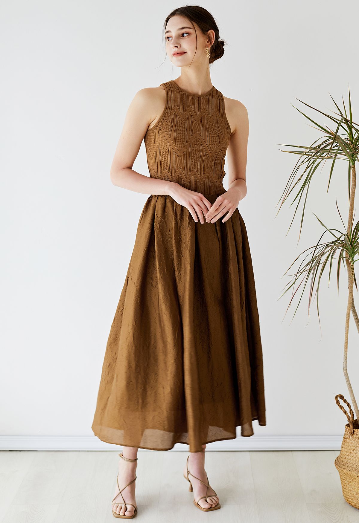 Ärmelloses Kleid mit gespleißter Struktur in Braun