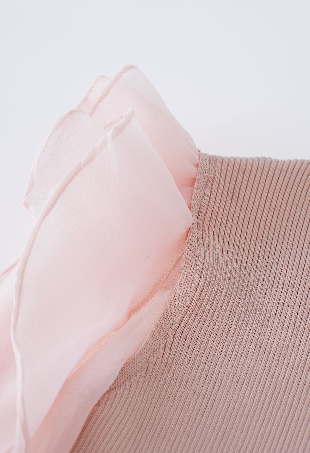 Abgestuftes Strickoberteil mit gespleißten Rüschenärmeln in Pink