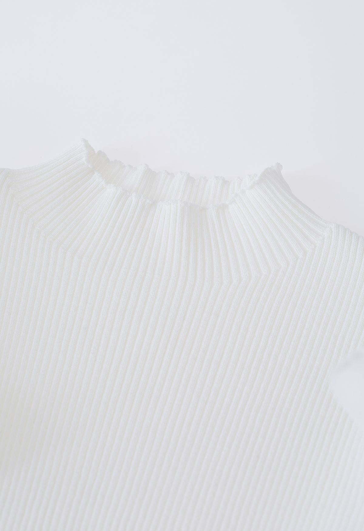 Abgestuftes Strickoberteil mit gespleißten Rüschenärmeln in Weiß