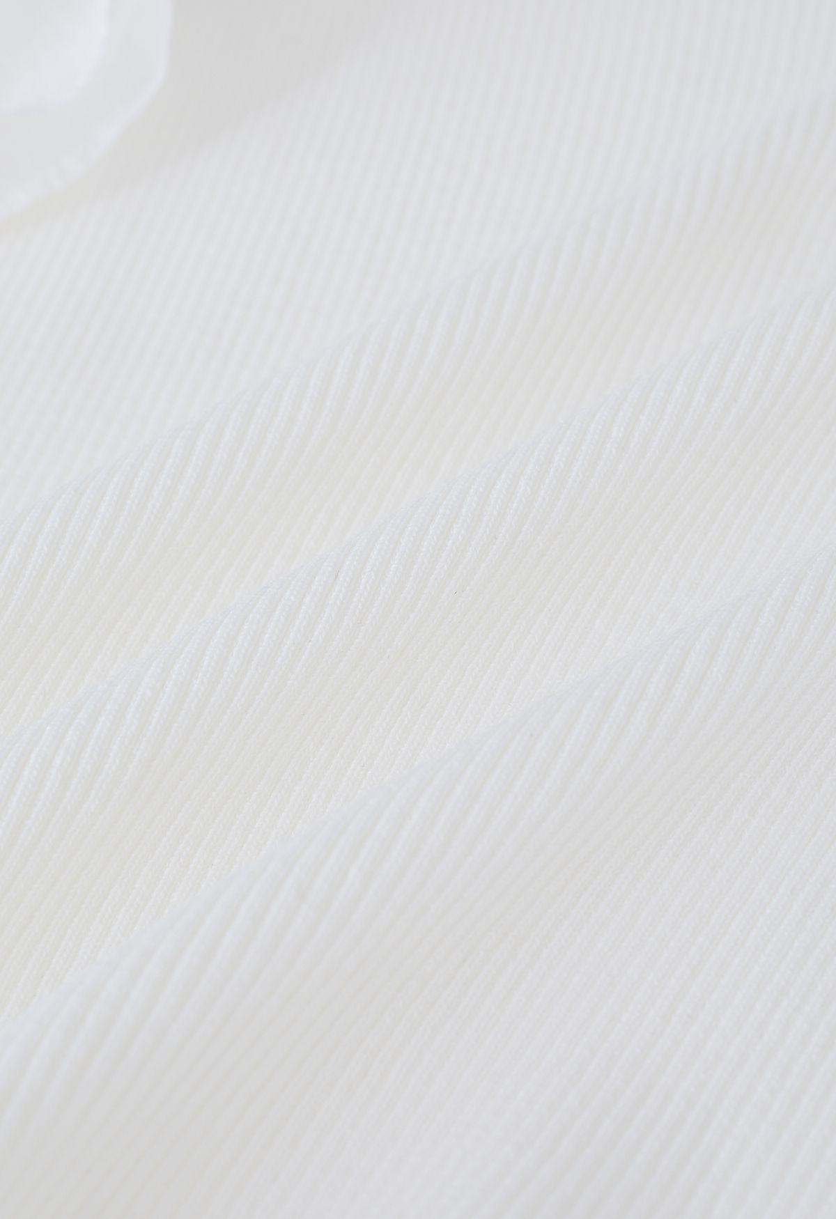 Abgestuftes Strickoberteil mit gespleißten Rüschenärmeln in Weiß