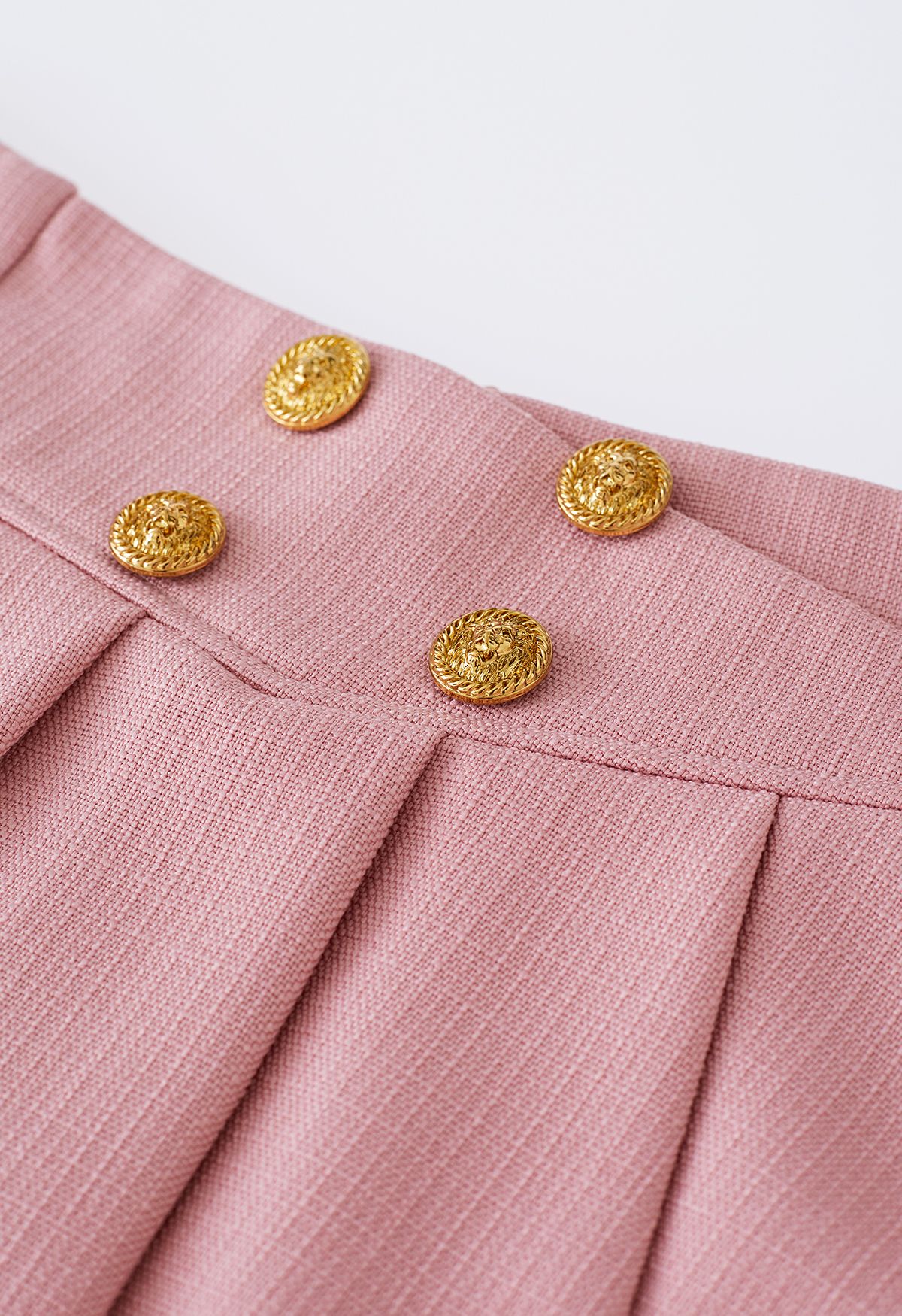 Plissee-Flare-Minirock mit goldenen Knöpfen in Pink