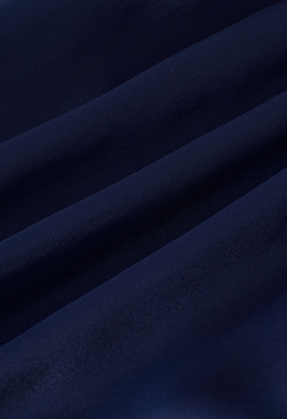 Wunderschönes Kleid mit Rüschen und durchsichtigem Netz mit Schleifenausschnitt in Marineblau