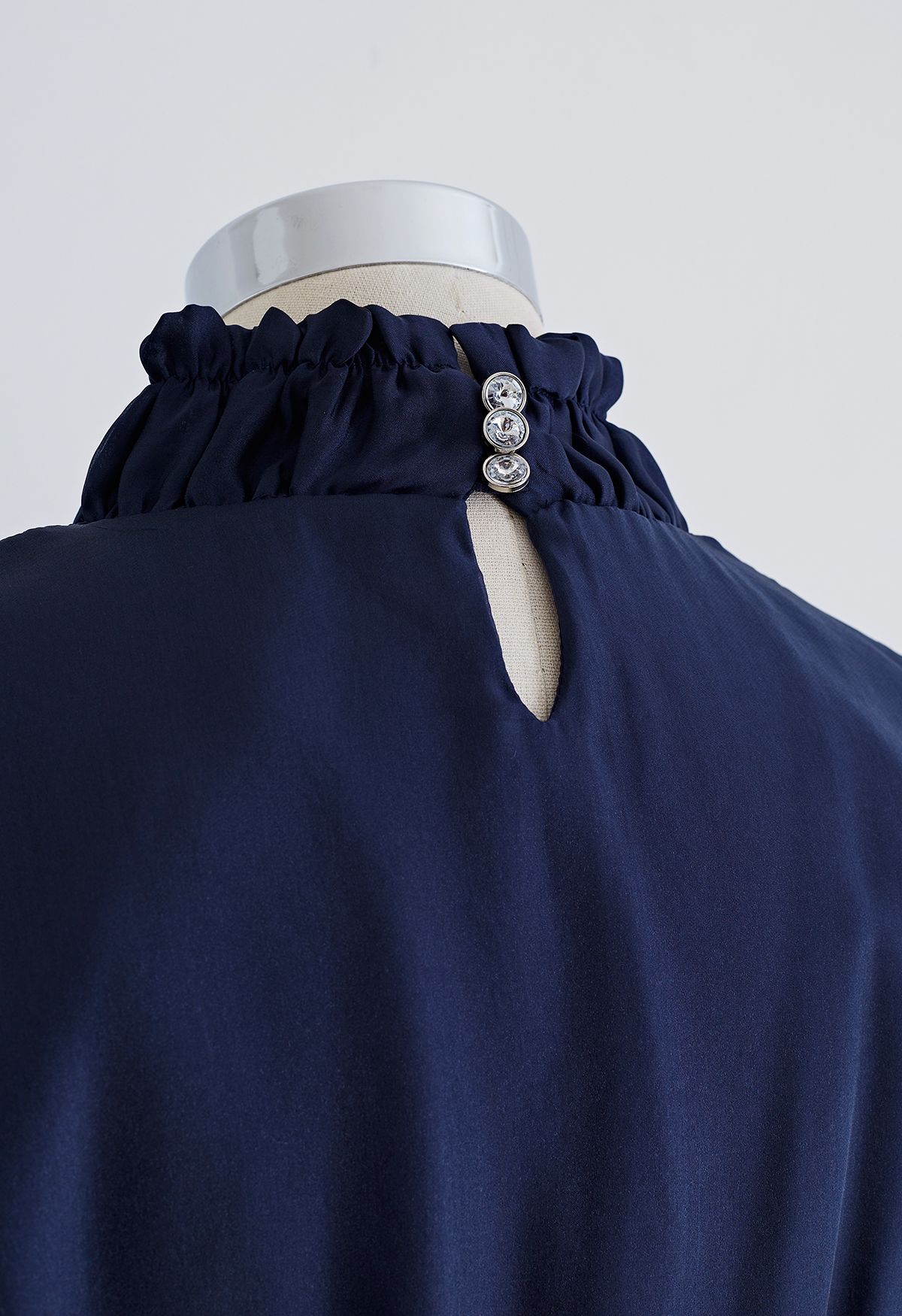 Wunderschönes Kleid mit Rüschen und durchsichtigem Netz mit Schleifenausschnitt in Marineblau