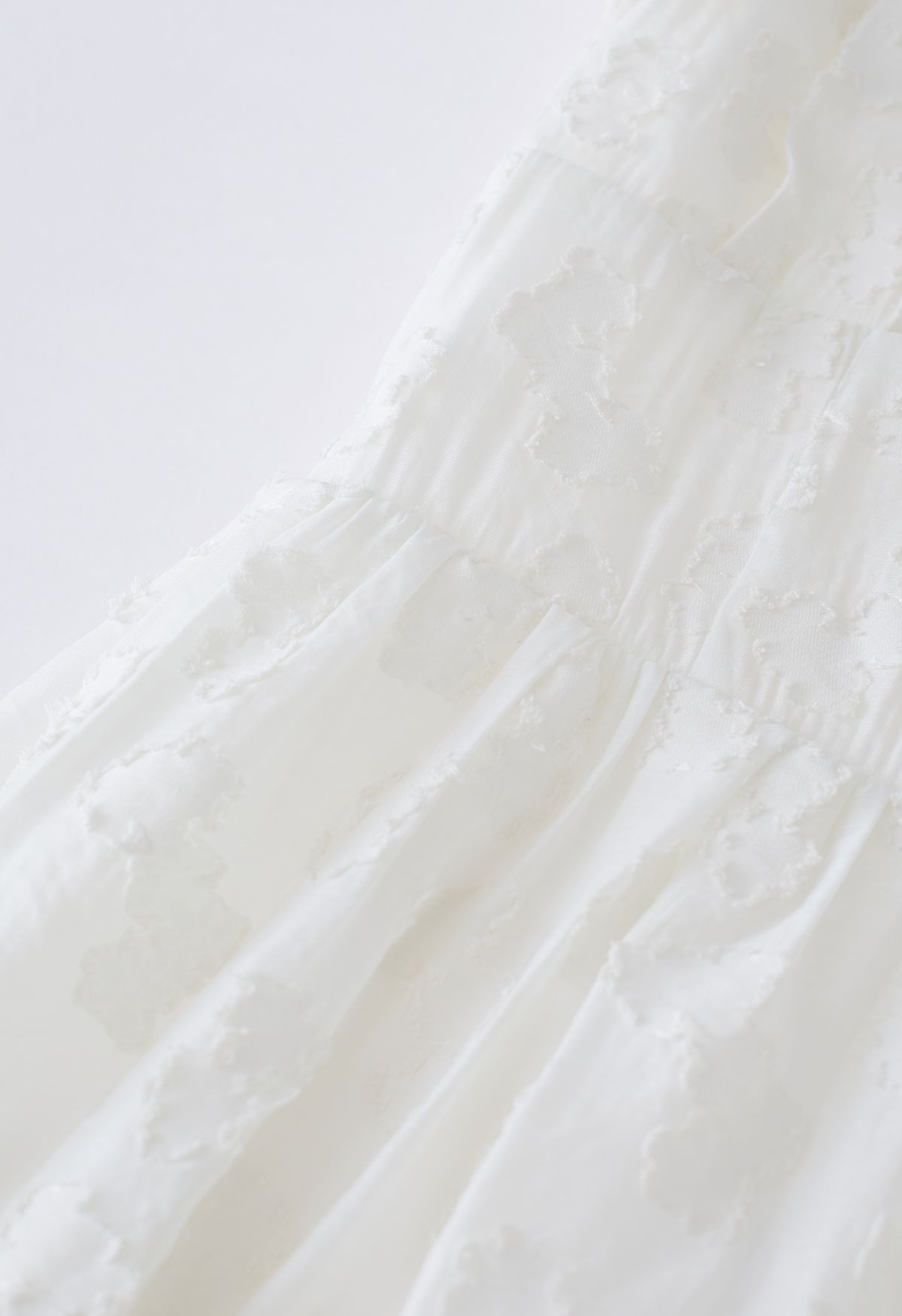 Midikleid aus Wolkenjacquard mit eckigem Ausschnitt in Weiß