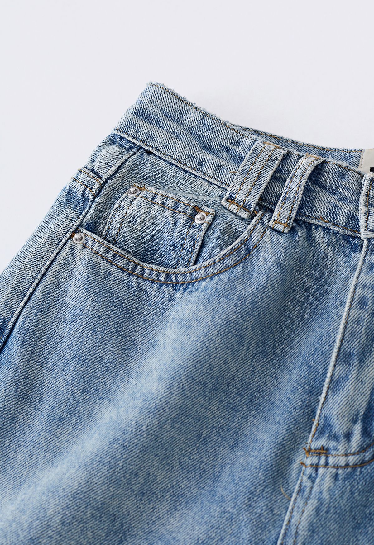 Distressed-Jeans mit geradem Bein und Gürtel in Blau