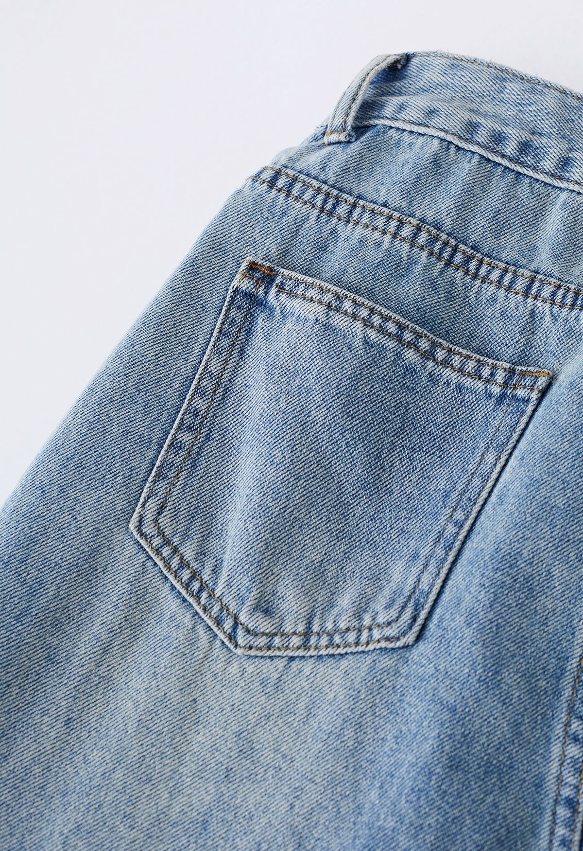 Distressed-Jeans mit geradem Bein und Gürtel in Blau