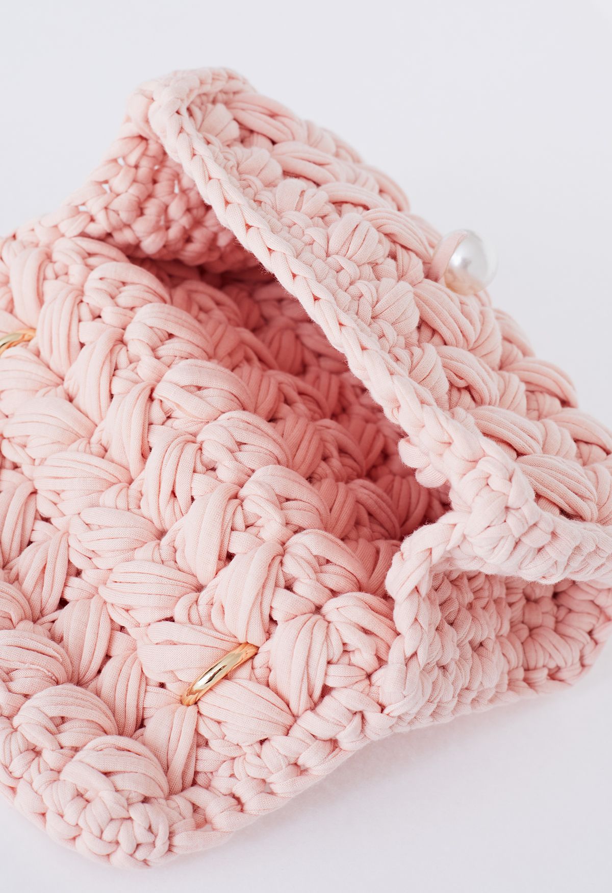 Geflochtene Grobstrick-Minitasche mit Perlenkette in Rosa