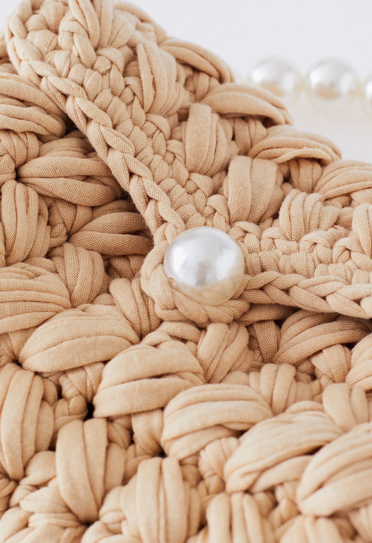 Geflochtene, grob gestrickte Mini-Tasche mit Perlenkette in Hellbraun