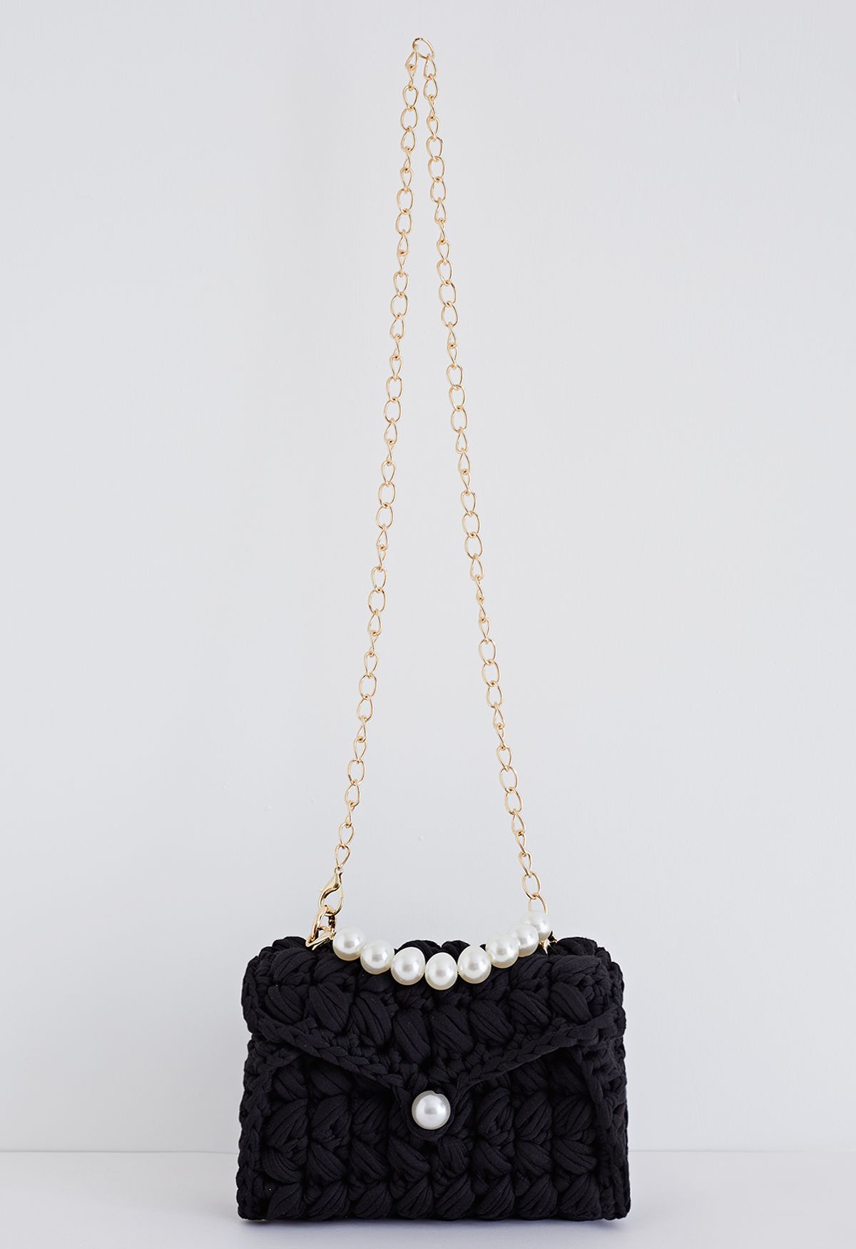 Geflochtene, grob gestrickte Mini-Tasche mit Perlenkette in Schwarz