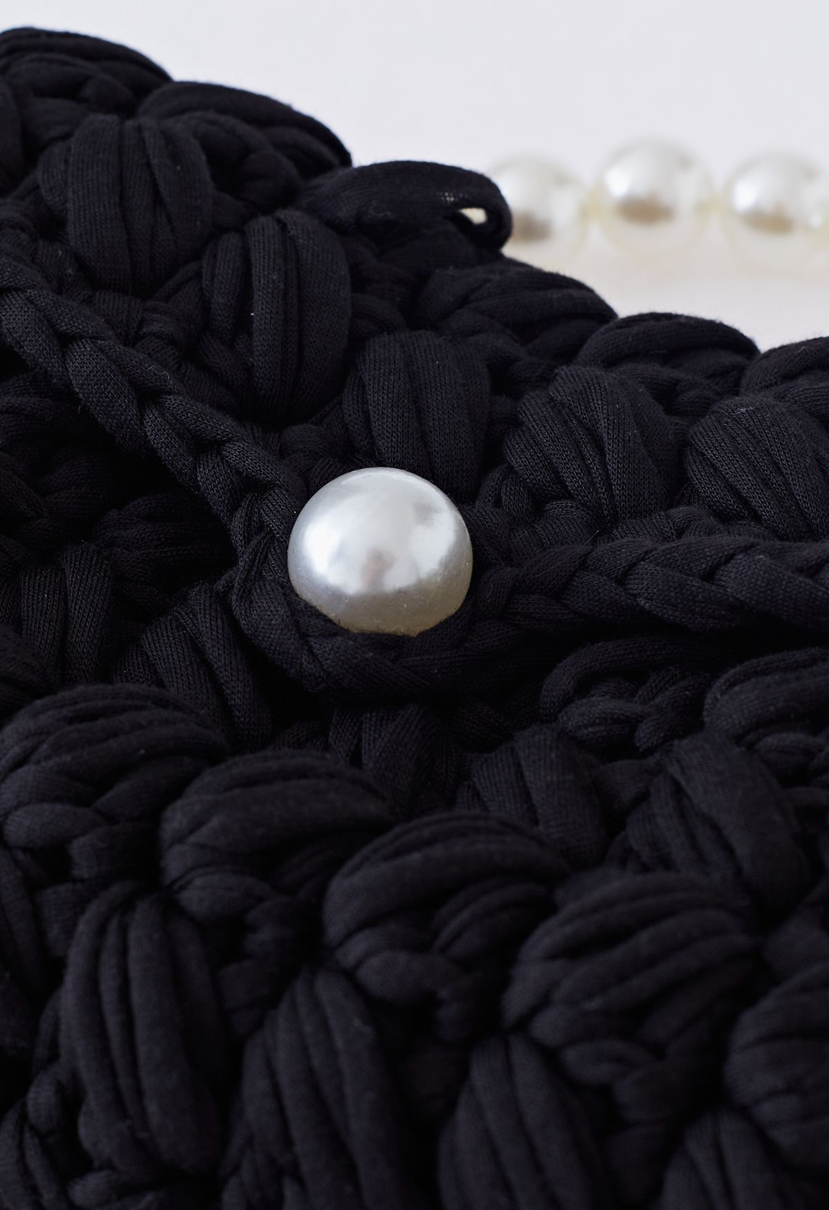 Geflochtene, grob gestrickte Mini-Tasche mit Perlenkette in Schwarz