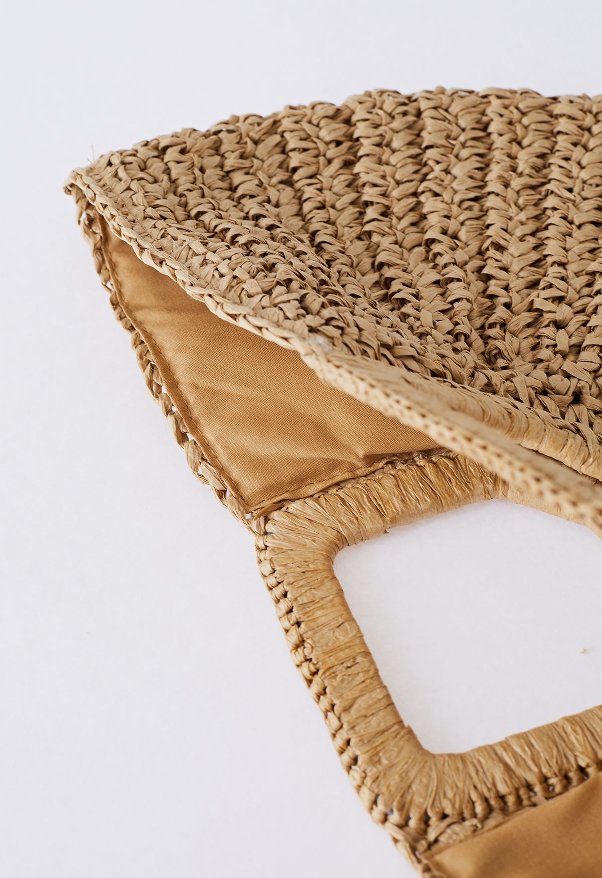 Halbrunde Handtasche aus gewebtem Stroh in Hellbraun
